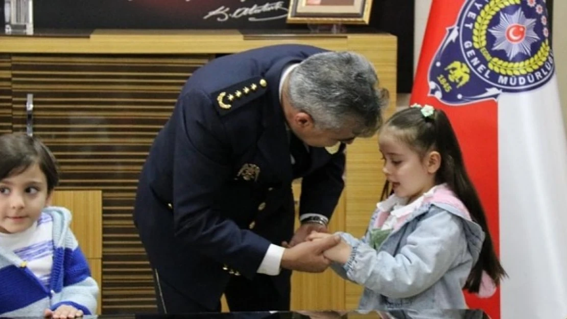 Ağrılı öğrencilerden polislere ziyaret