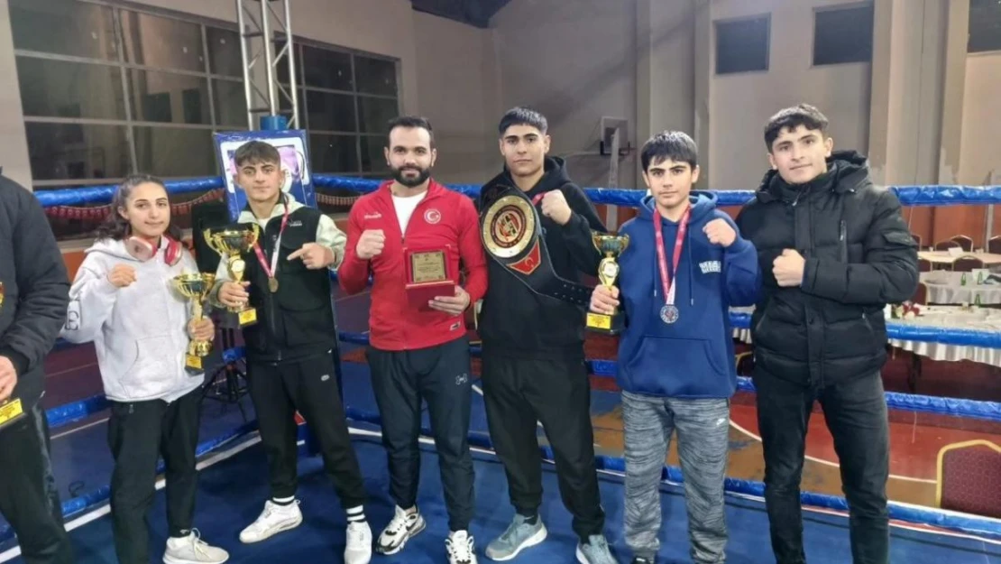 Ağrılı sporcular Muay Thai'de başarıya doymadı