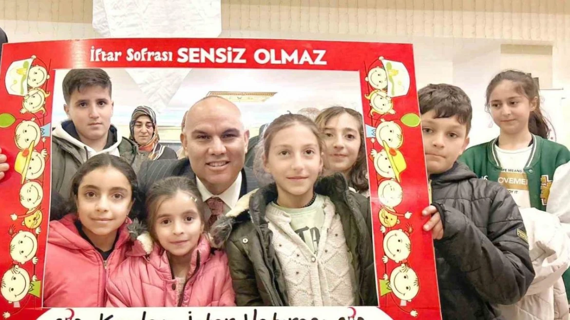 Ağrılı yetimler Kızılay'ın iftar sofrasında buluştu