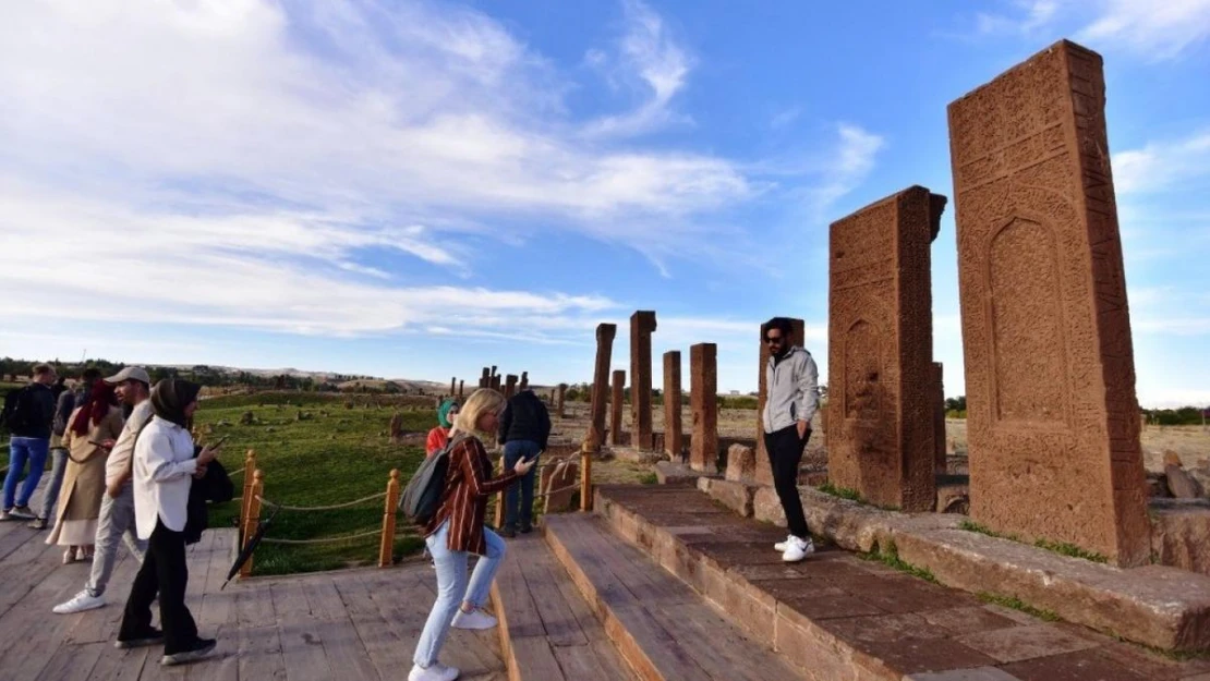 Ahlat Selçuklu Meydan Mezarlığı ziyaretçi akınına uğruyor