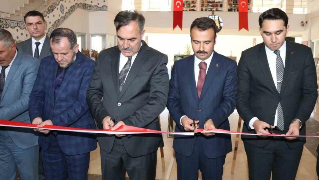 Ahlat'ta 'Geçmişten Günümüze Cumhuriyet Bayramı' fotoğraf ve resim sergisi açıldı