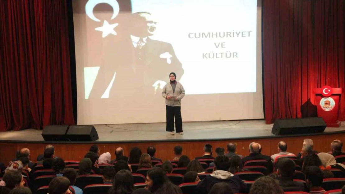 Ahlat'ta 'Gençlerin Gözünden Cumhuriyet' sunumu