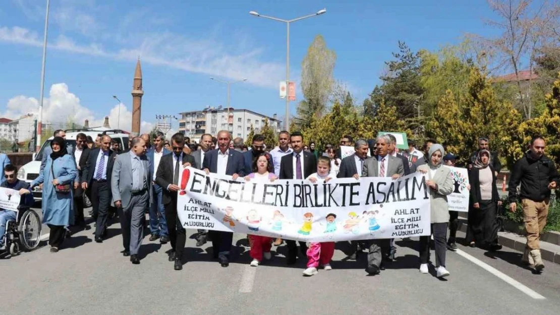 Ahlat'ta engelliler için farkındalık yürüyüşü yapıldı