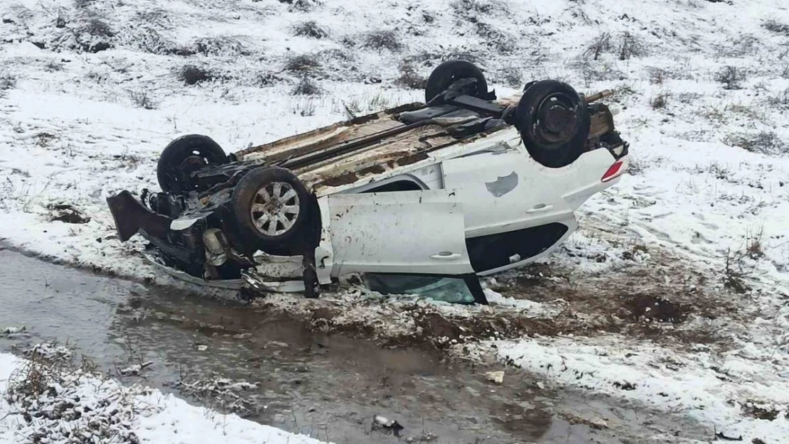 Ahlat'ta otomobil takla attı: 1 yaralı