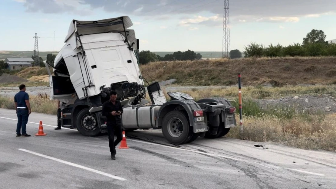 Ahlat'ta tırlar çarpıştı: 2 yaralı