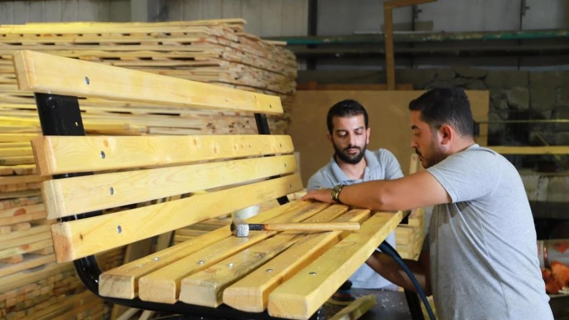 Ahşap İmalat Atölyesi Kent Mobilyaları üretimine devam ediyor