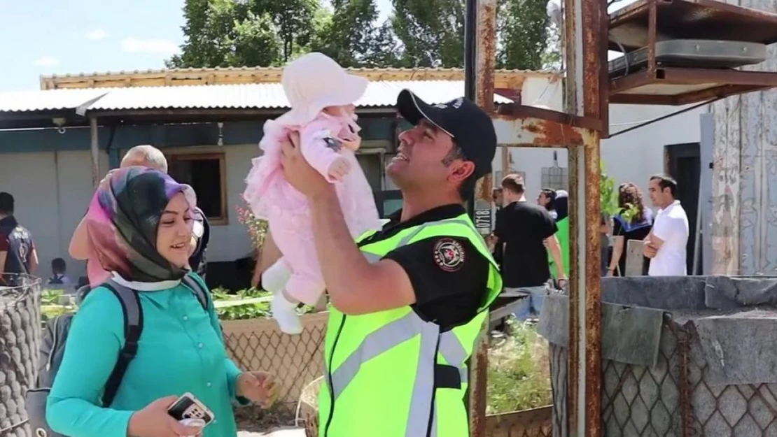 Ailelerinin bindiği araçlar için polis telsizinden şüpheli ihbarı yapıldı