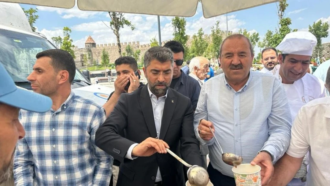 Ak Parti Erzurum İl Teşkilatı aşure dağıttı