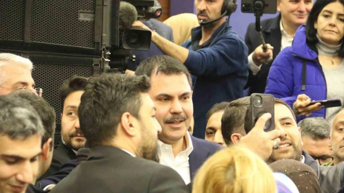 AK Parti İBB Başkan Adayı Murat Kurum, döner kesip gazetecilere ikram etti