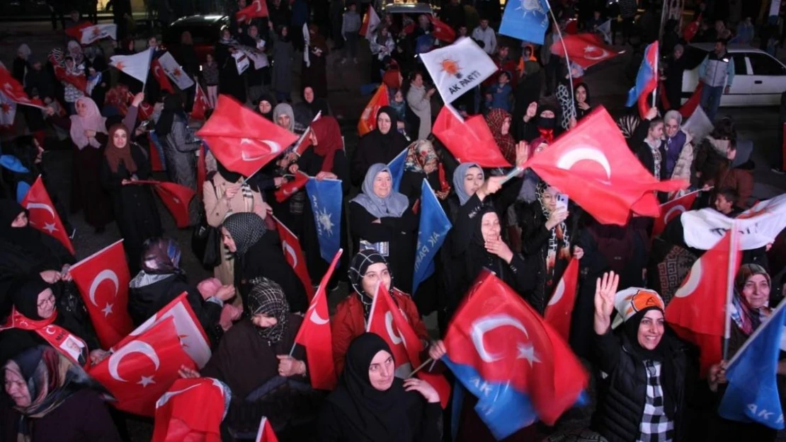 AK Partililere miting gibi karşılama