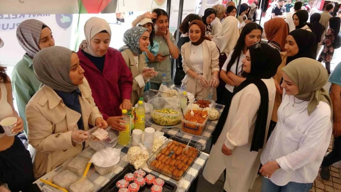 Akademisyen ve öğrenciler Gazze yararına 'hayır çarşısı' kurdu