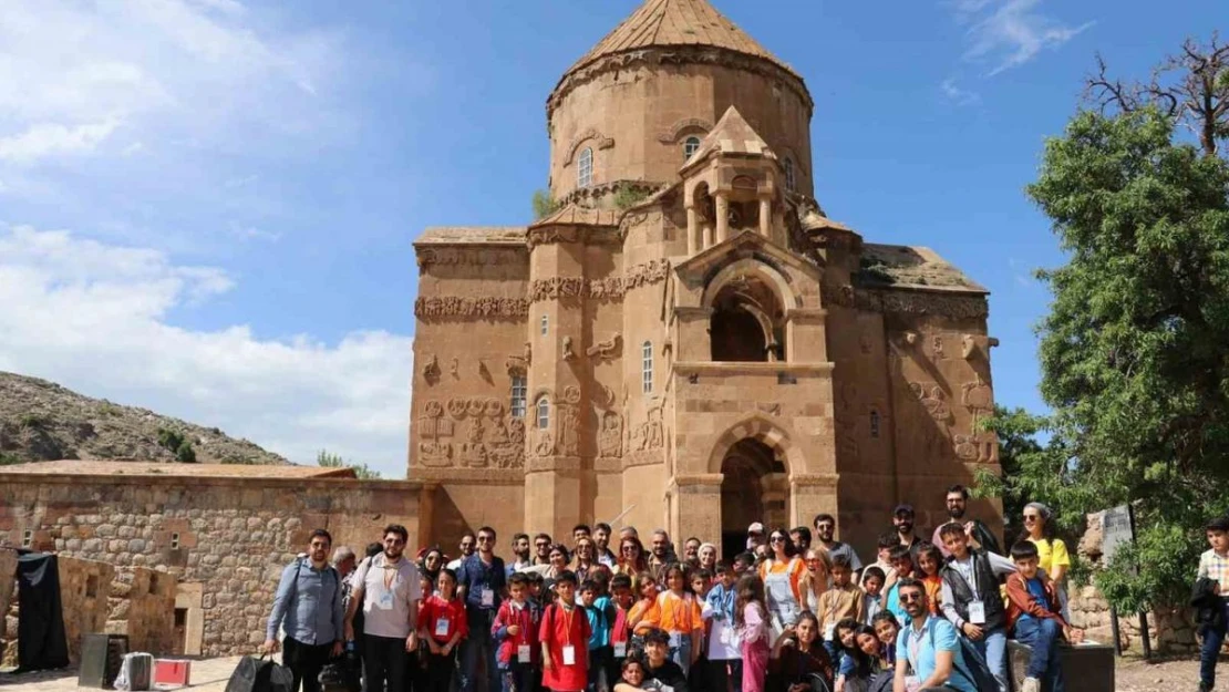 Akdamar Adası'nda ilk defa tiyatro oyunu sahnelendi