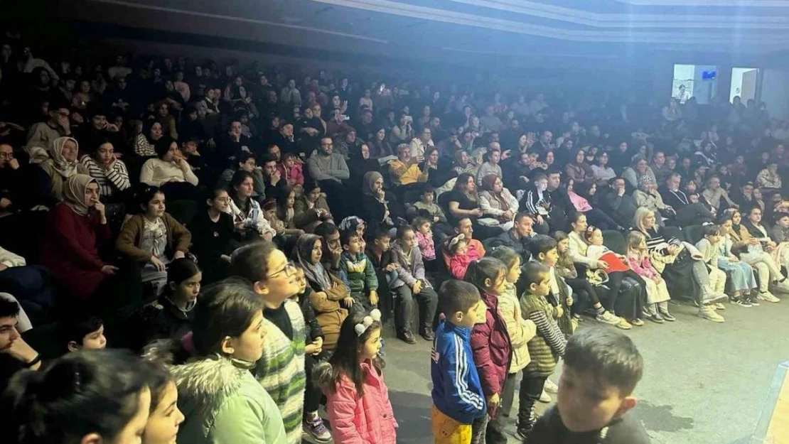 AKM Çocuk Tiyatro Grubu takdir topladı