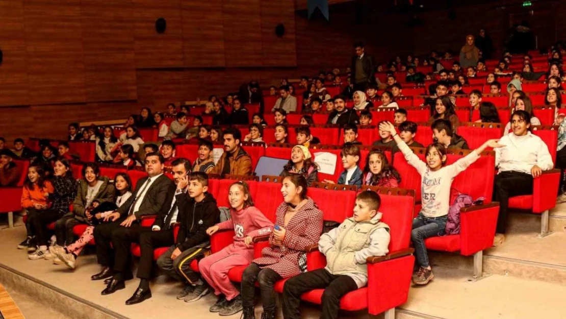 Akrobasi gösterisine çocuklardan yoğun ilgi