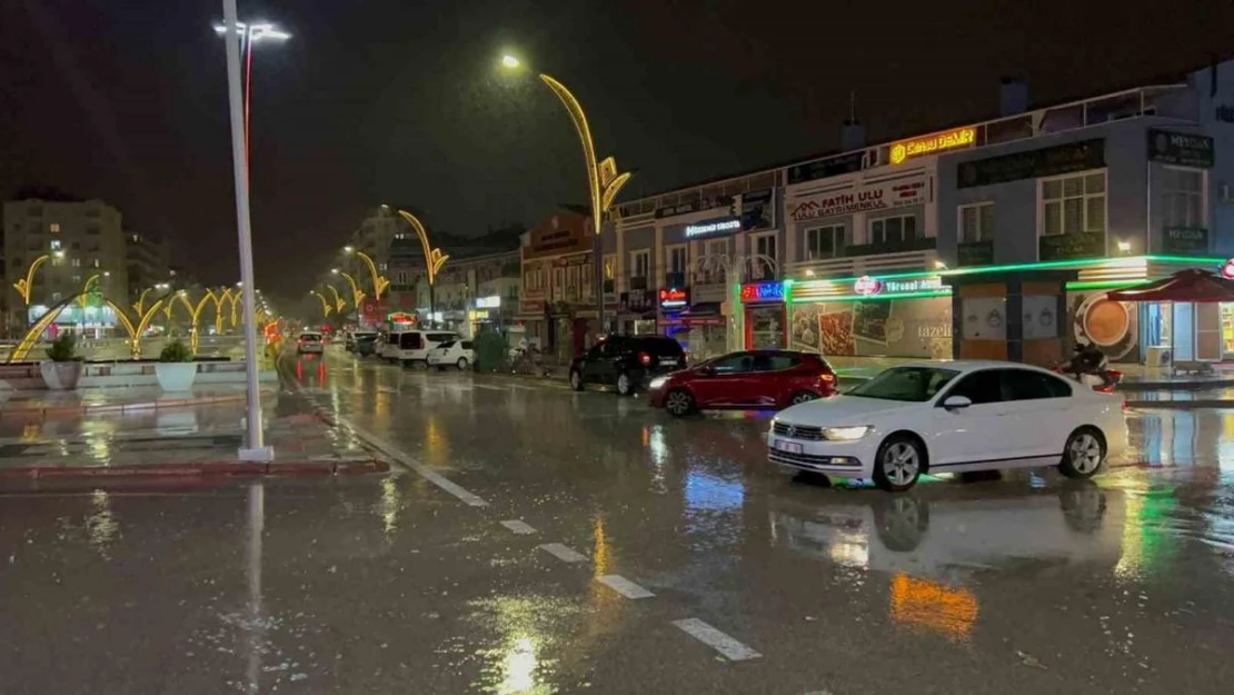 Aksaray'da etkili olan sağanak çiftçinin yüzünü güldürdü