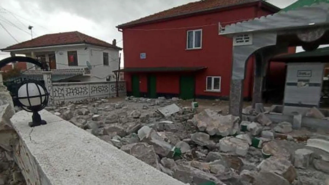 Aksaray'da fırtına cami minaresini yıktı