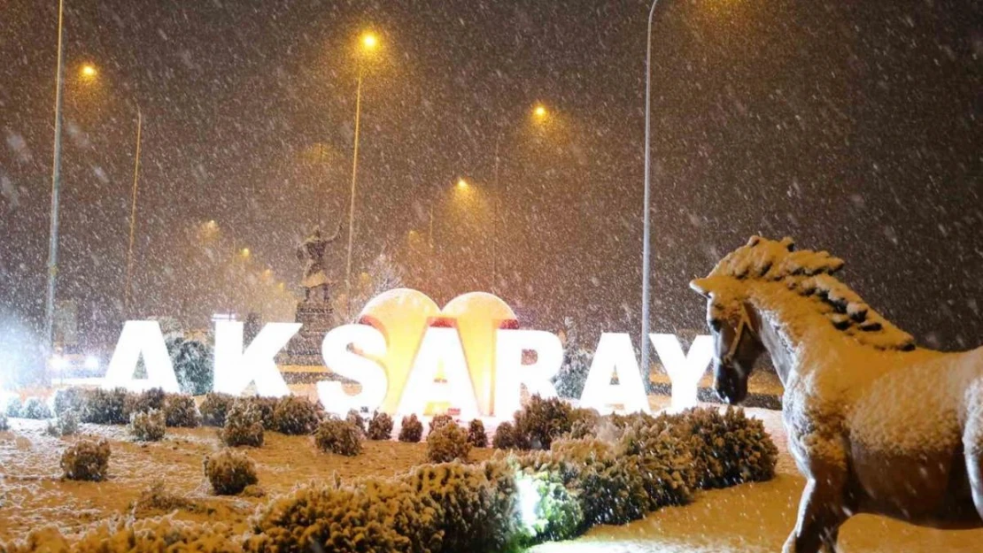 Aksaray'da fırtına, yerini lapa lapa kar yağışına bıraktı