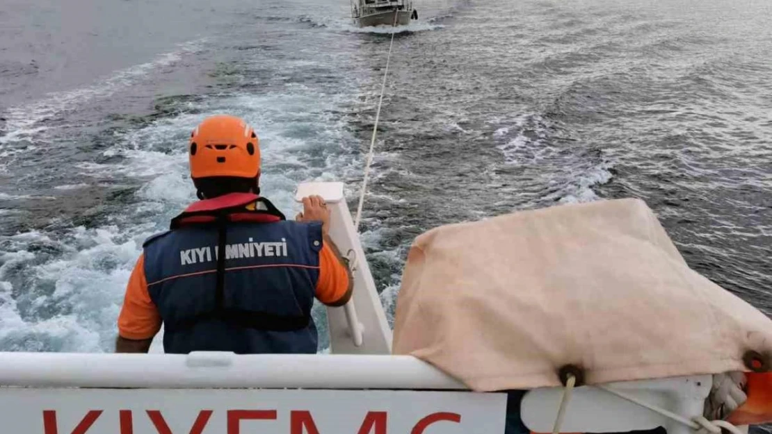 Akyarlar açıklarında arızalanan tekneyi KIYEM ekipleri kurtardı