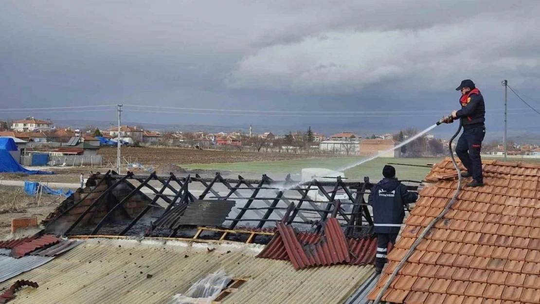 Alaca'da çıkan çatı yangını büyümeden kontrol altına alındı