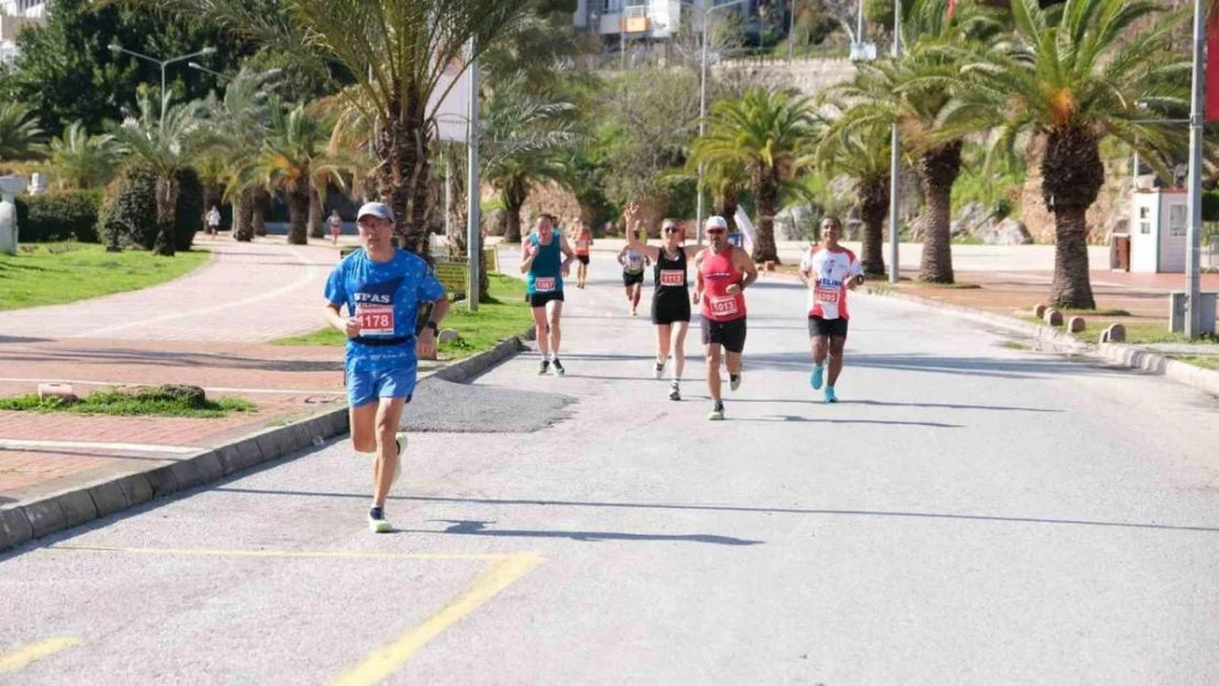 Alanya'da Atatürk Halk Koşusu ve Yarı Maratonu tamamlandı