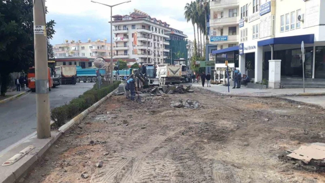 Alanya'da Başkent Kavşağı ile Yunus Emre Caddesi arası yenileniyor