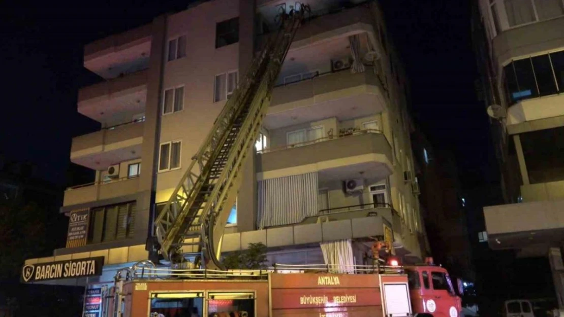 Alanya'da dört katlı binanın en üst katındaki yangın korkuttu