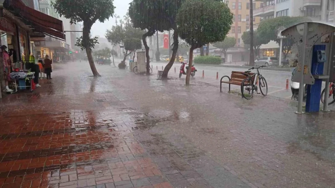 Alanya'da sağanak yağış etkili oldu