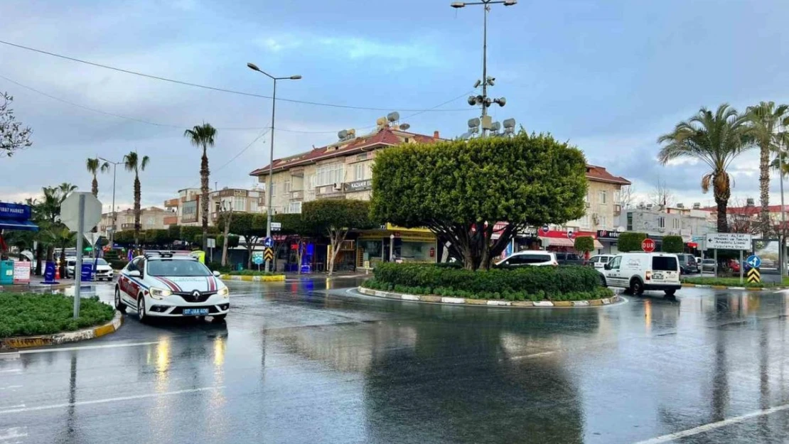 Alanya'daki trafik uygulamasında 12 araç trafikten men edildi