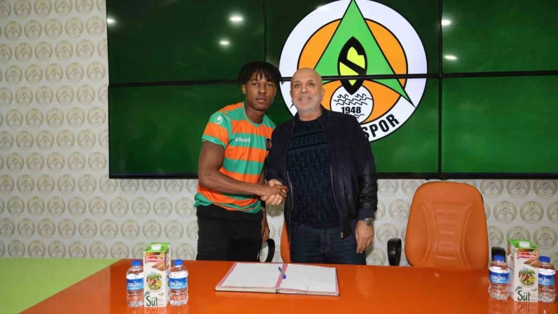 Alanyaspor, Nijeryalı genç futbolcu Akinlosotu ile profesyonel sözleşme imzaladı