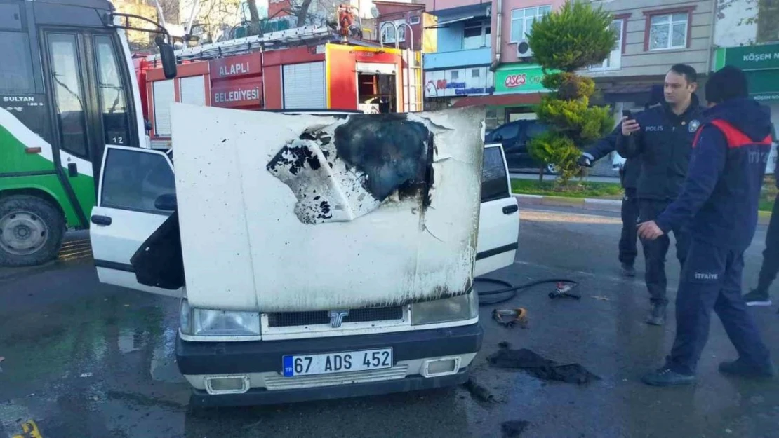 Alaplı'da park halinde otomobil yandı