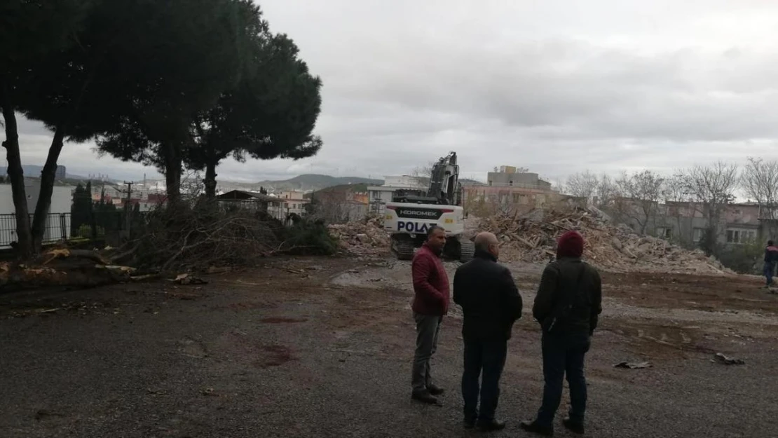 Aliağa'da 55 yıllık Namık Kemal İlkokulu yıkıldı