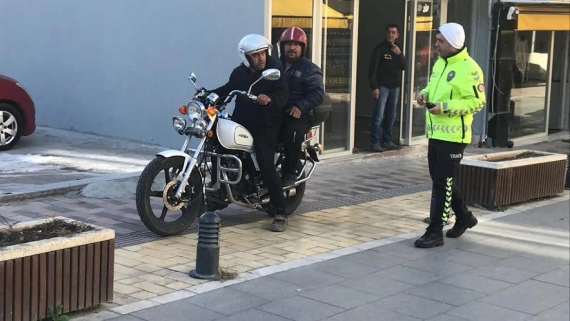 Aliağa'da yaya yolunu kullanan motosikletlilere ceza