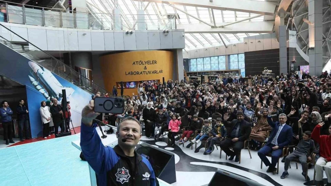 Alper Gezeravcı uzay yolculuğu sonrası ilk gençlik buluşmasını Konya Bilim Merkezi'nde yaptı