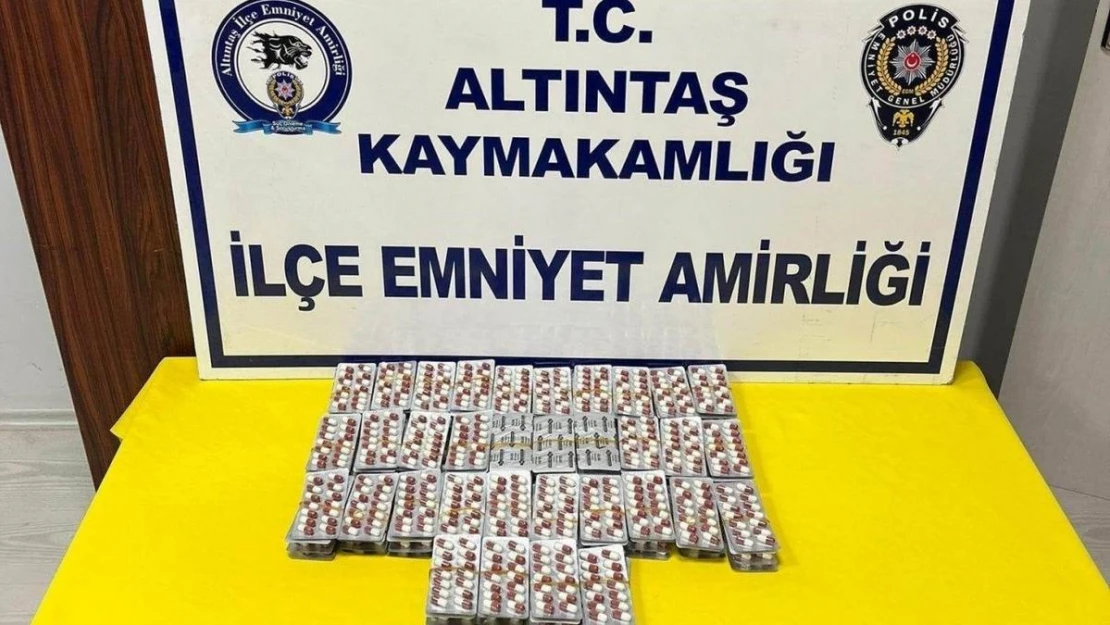 Altıntaş'ta çantasında bin 890 adet uyuşturucu hap ele geçirilen şüpheli tutuklandı