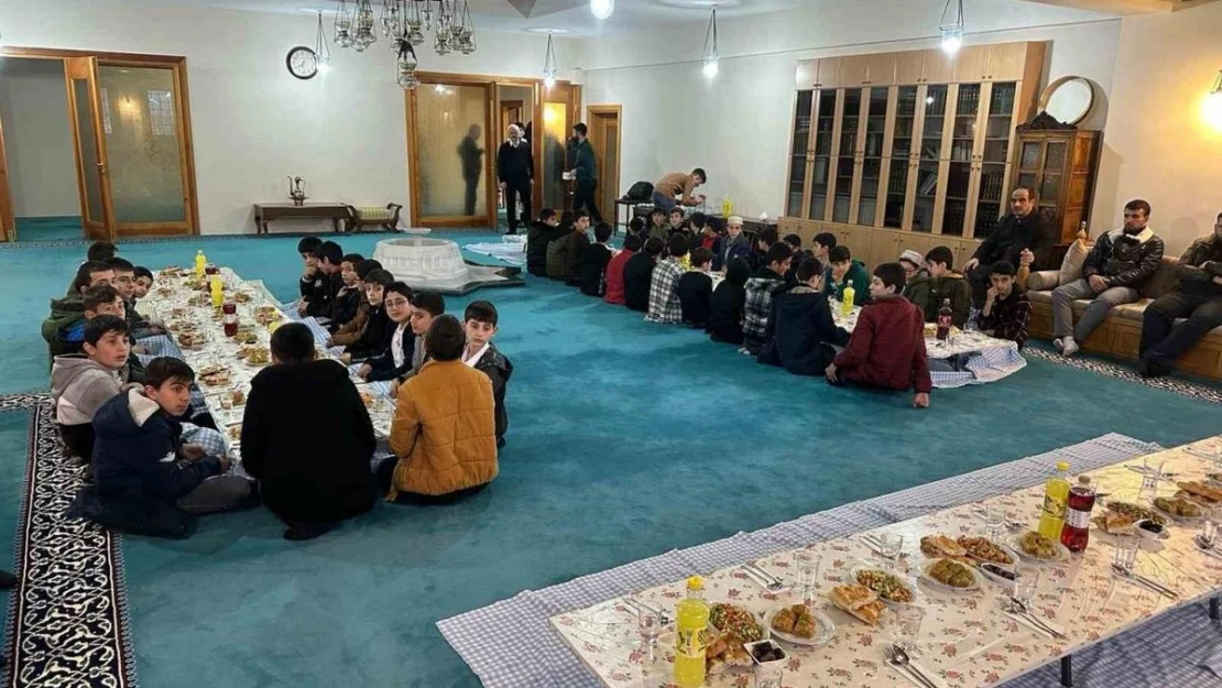 Alvarlı Efe Hazretleri Vakfı'ndan iftar bereketi