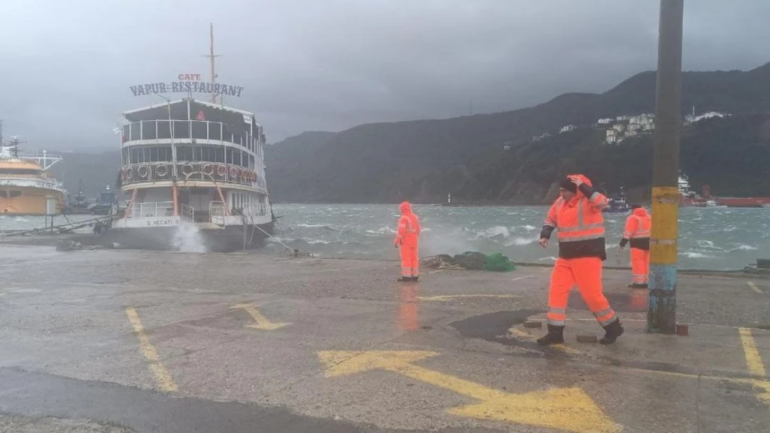 Amasra Limanı'nda tekne battı, restoran geminin ise halatları koptu