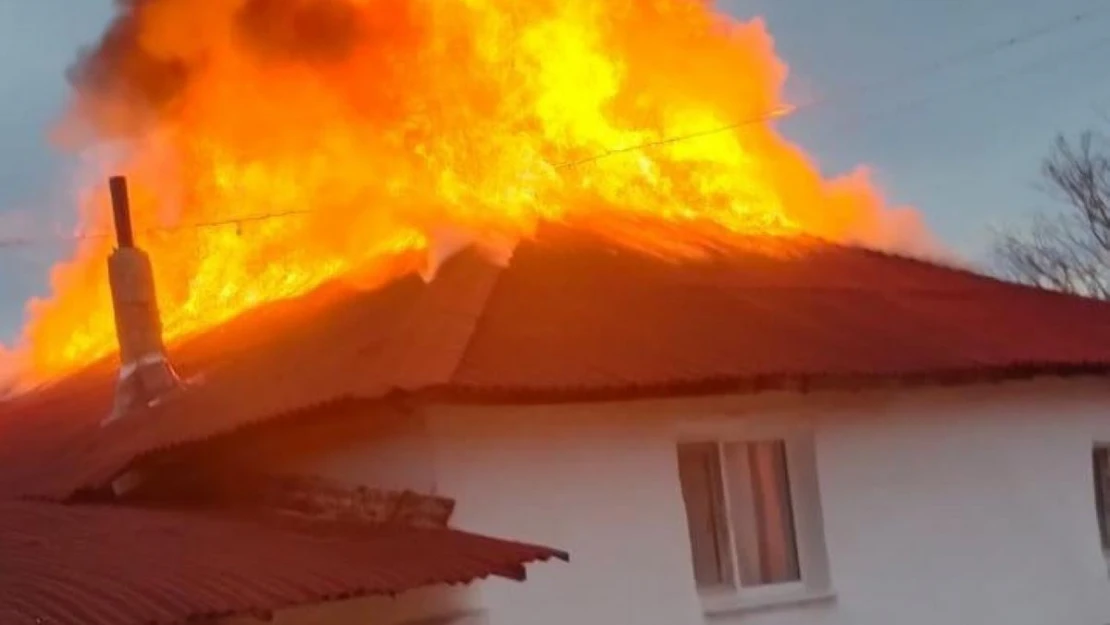 Amasya'da ahşap ev alevlere teslim oldu