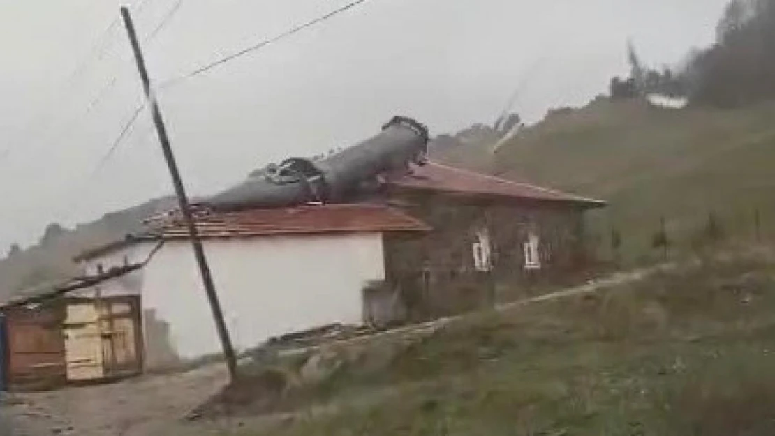 Amasya'da fırtına cami minaresini devirdi, kopan çatıyı bomba patladı zannettiler