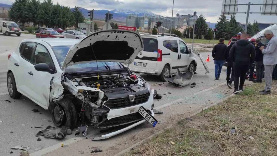 Amasya'da kavşakta iki otomobil çarpıştı: 3 yaralı