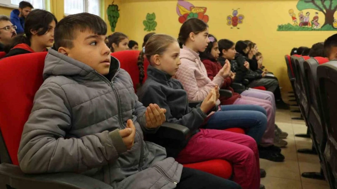 Amasya'da köy okulunda eller şehitler için semaya kalktı