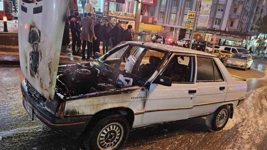 Amasya'da otomobil alev alev yandı