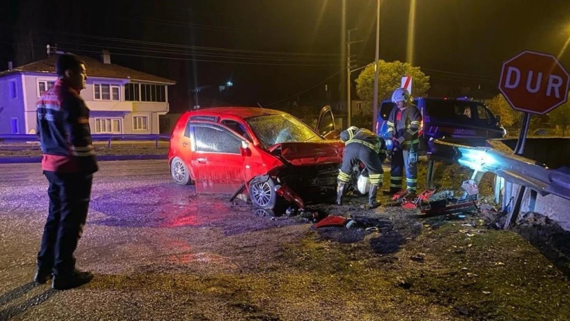 Amasya'da otomobil bariyerlere çarptı: 1 yaralı