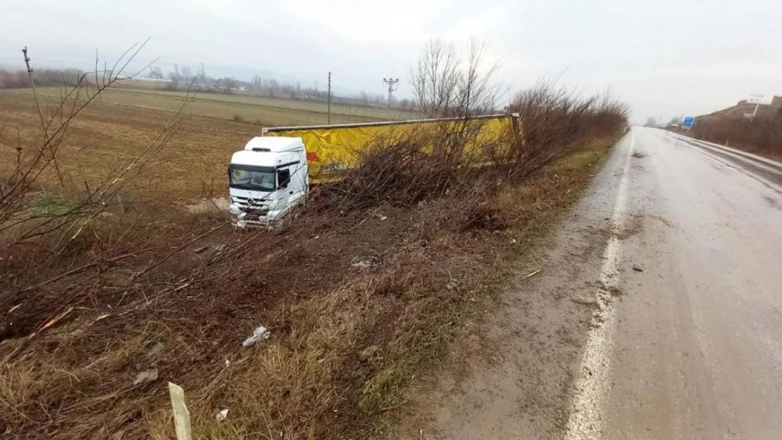 Amasya'da tır devrildi: 1 yaralı