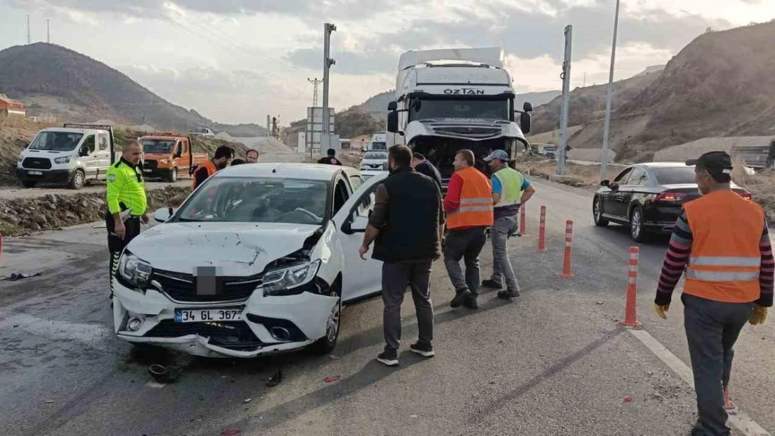 Amasya'da tır ve 4 otomobilin karıştığı zincirleme kaza: 5 yaralı