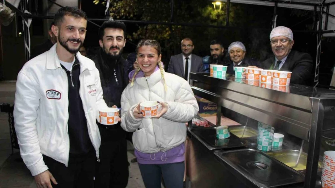 Amasya Üniversitesi'nde sınavlara hazırlanan öğrencilere sıcak çorba