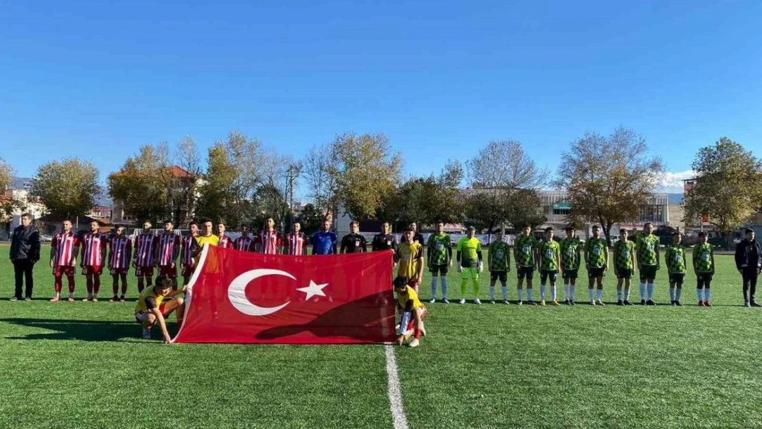 Amatör maçta şehitlere saygı, hakemlere çiçekli karşılama