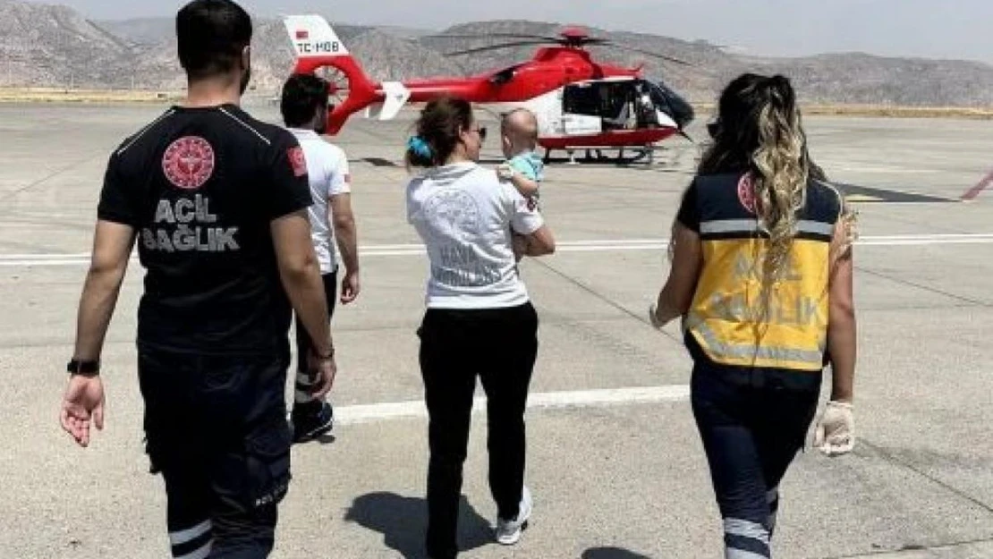 Ambulans helikopter boğazına çengelli iğne kaçan bebek için havalandı