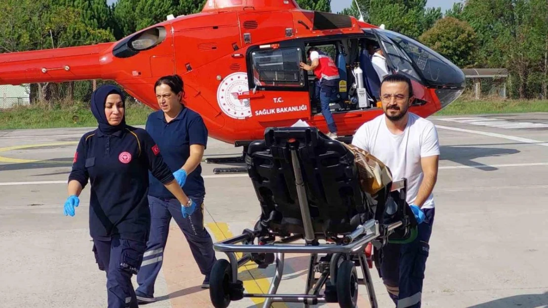 Ambulans helikopter yaşlı kadın için havalandı