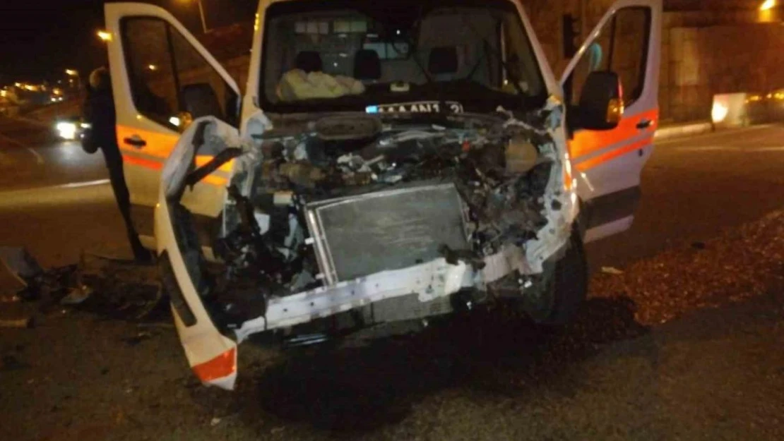 Ambulans ile işçi taşıyan minibüs çarpıştı: 8 yaralı