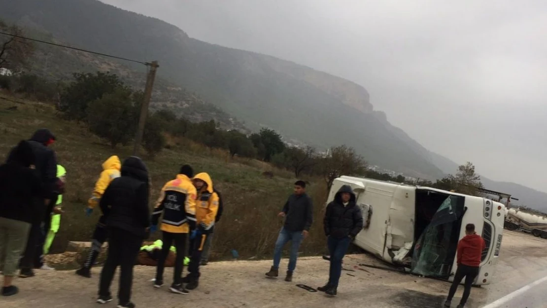 Ambulansa arkadan çarpan otobüs devrildi: 2 yaralı